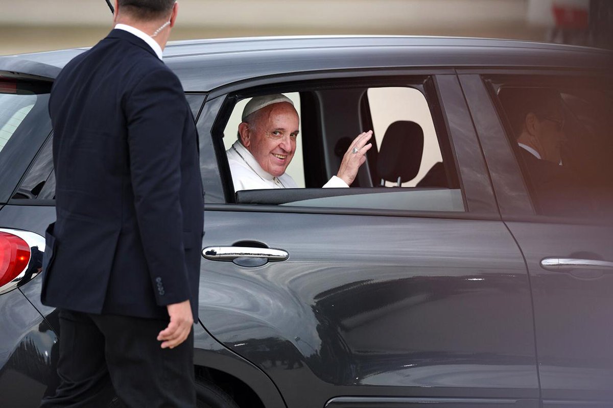 washingtonian's tweet photo. Hoping to meet the pope? Here’s how to dress, what to say, and the rules about selfies: http://t.co/Uo7VyBwBip http://t.co/83WoJo1TsV