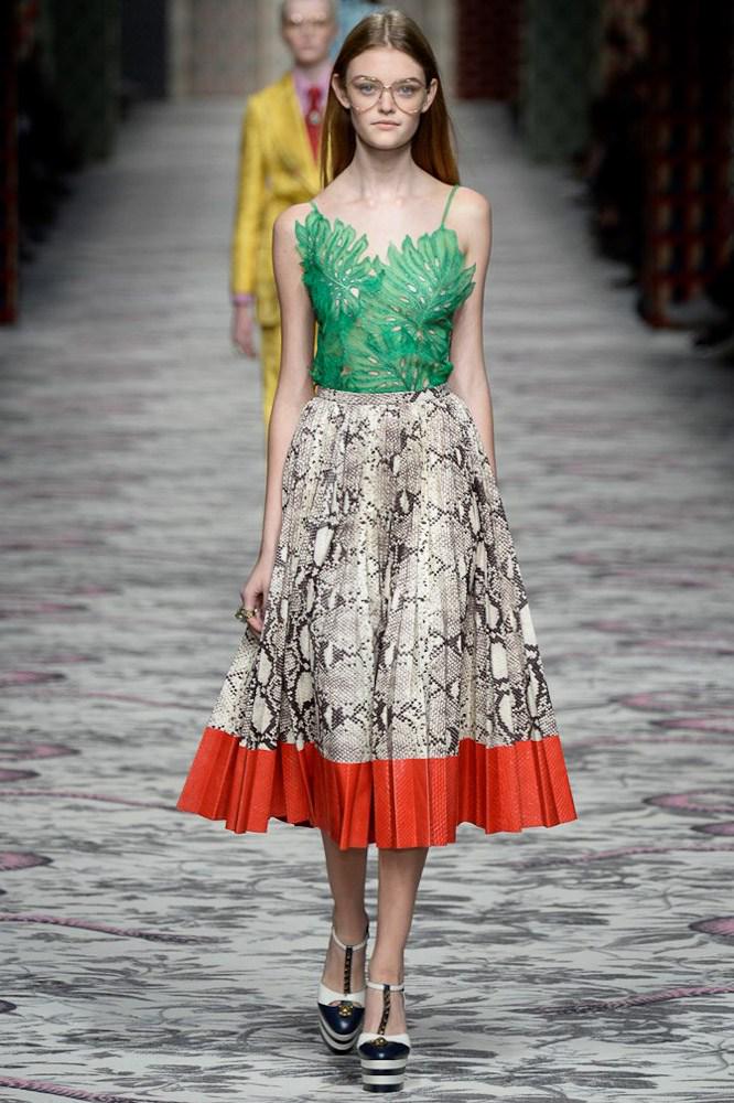 BritishVogue's tweet photo. JUST IN: see the #GucciSS16 #MFW show http://t.co/gbRyYyMmA7 http://t.co/Hw88Jr7IQY