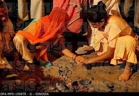 HathwalaThakur's tweet image. Pic 1 : #ModiInIreland 

Pic 2 : Adarsh Liberals were found breaking bangles.