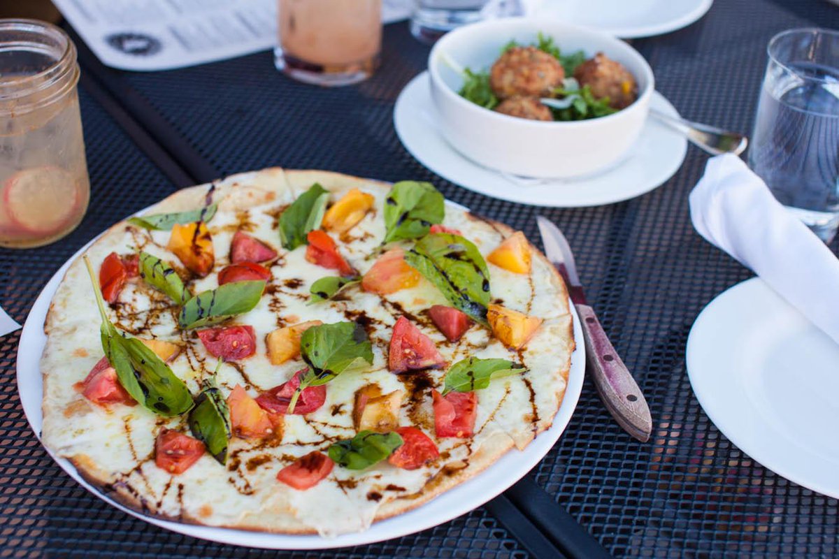 TheFranklinTC's tweet photo. Before the end of tomato season, get in here to try the Heirloom Tomato flatbread! http://t.co/FscldqfYqb