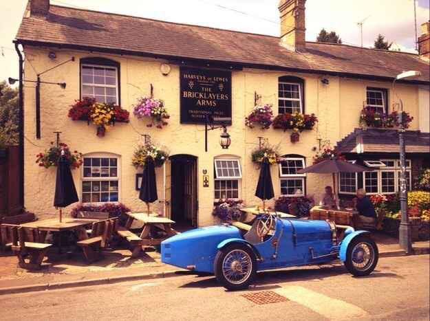 Welcome to the (pub) garden of England. 23 pubs to drink at in #Kent: buzzfeed.com/emmacooke24/ne…