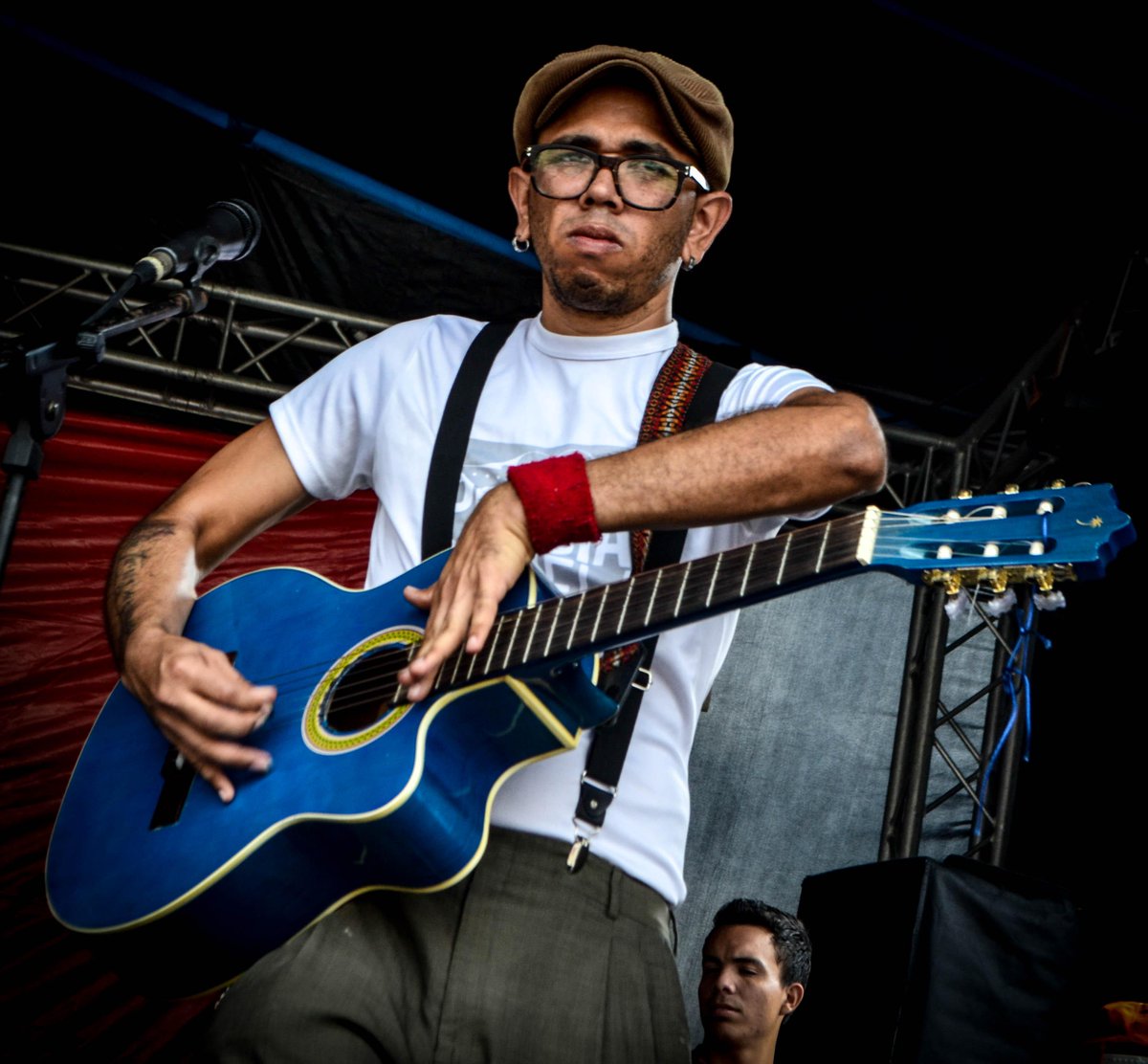 adriana_poesia's tweet photo. en la guitarra en la #poesia en #lalocura y el arrebato #Elpope #musicaindependiente http://t.co/a5tU1bTWSo