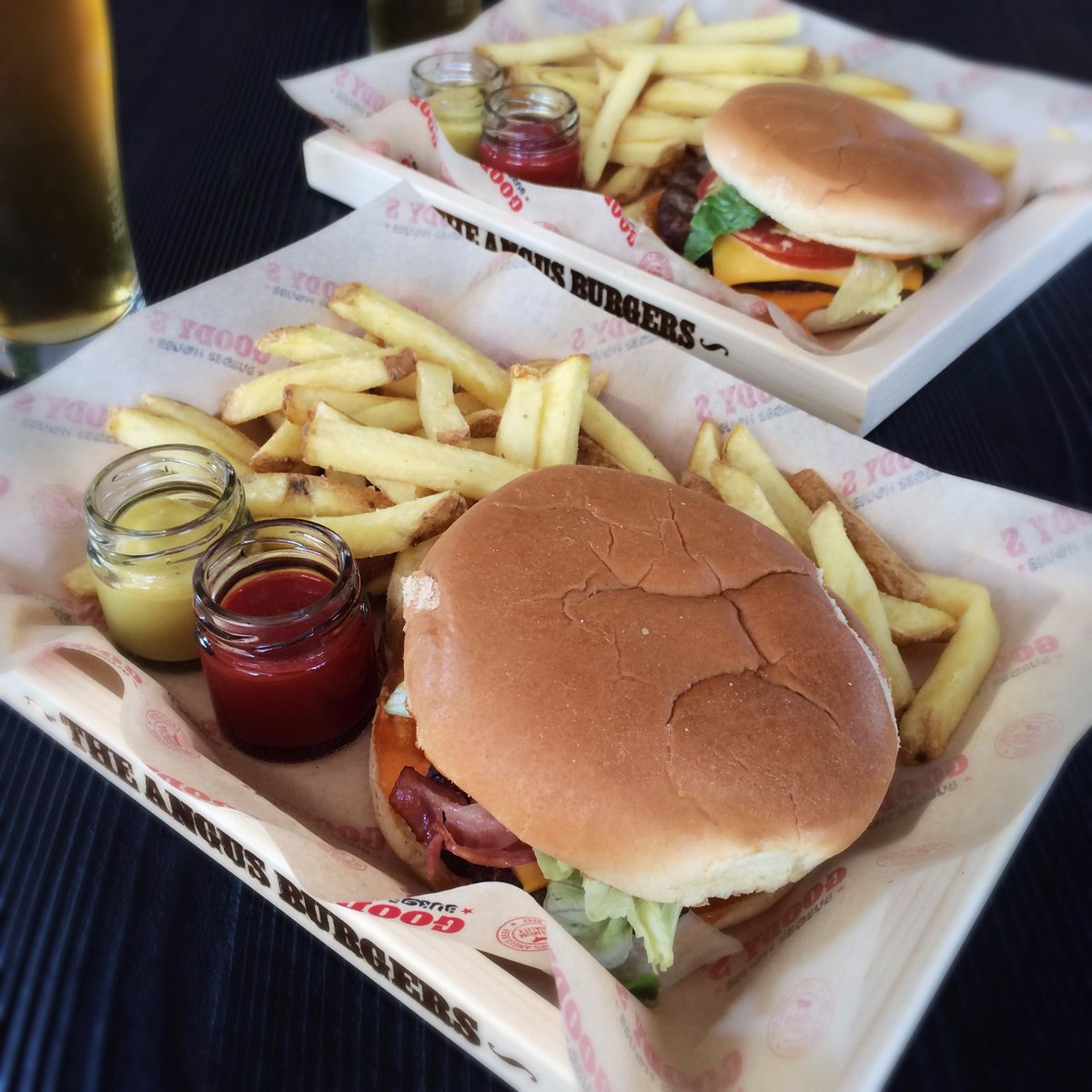 Goodyscom's tweet photo. Το καλύτερο Burger δεν γίνεται να το μοιραστείς! Ένα για τον καθένα! http://t.co/TdpO4bm5HW