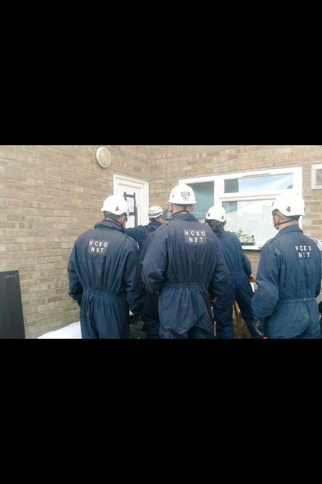 BarnetHaction's tweet photo. How many men does it take to evict an empty #swshowhome @SweetsWayN20 ?
A lot!
#sweetswayeviction http://t.co/KYyPZP7LW5