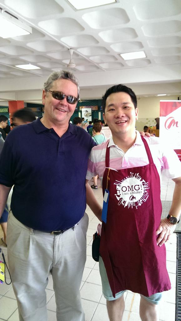 butternmilk's tweet photo. Meeting @dalepd in #MakerFaire #Singapore leads to assemble giant cardboard #MakerBear #WMF2015. Thank you! http://t.co/qrhfFzycc5