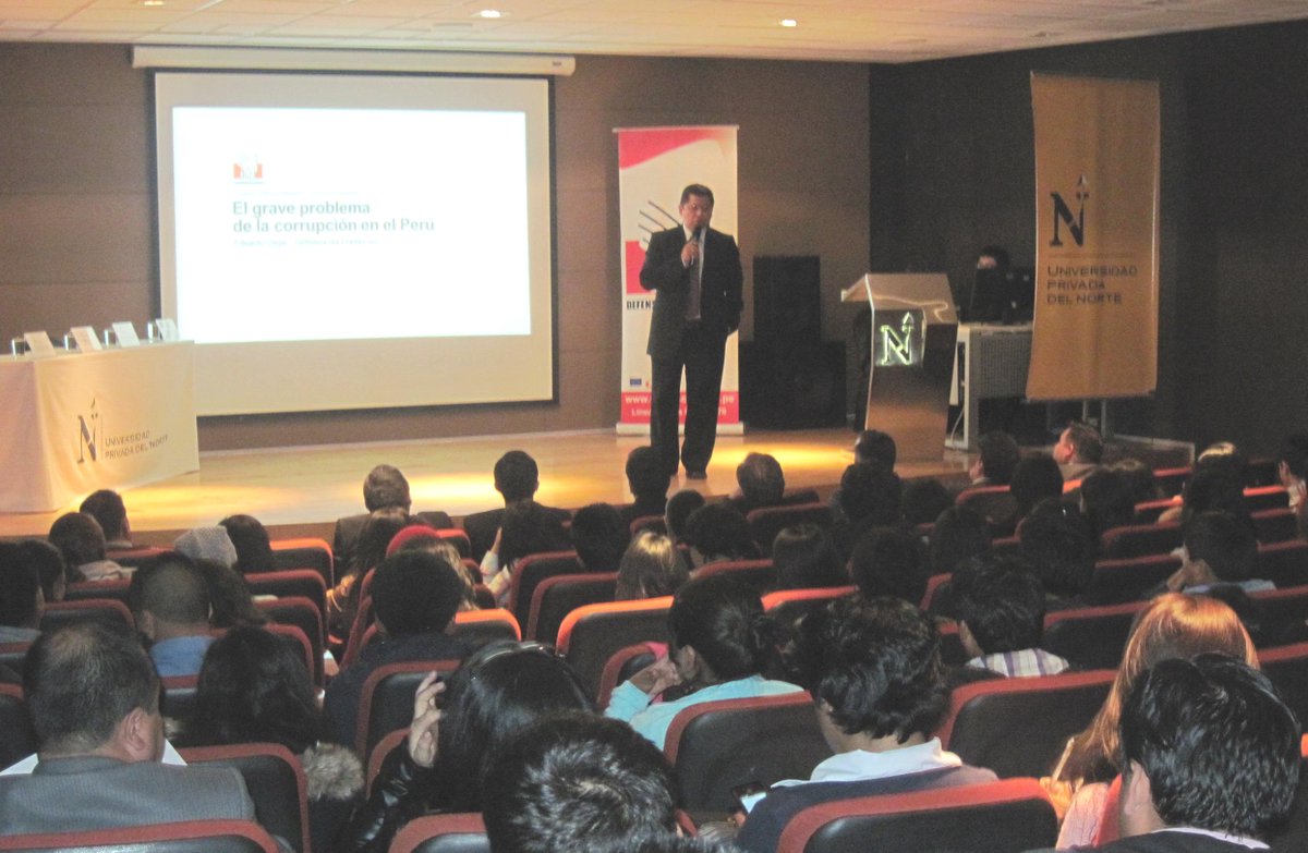 Defensoria_Peru's tweet photo. #Cajamarca: Defensor conversó con alumnos de la Universidad Privada del Norte sobre el problema de la #corrupción. http://t.co/HQAeXQmS5a