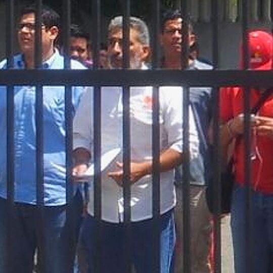 pedroloreto's tweet photo. Laprea, niño mingón del gobernador, acaba de llegar de NewYork. Pretenden dejar sin hogar a mi familia. El 6D se van. http://t.co/tkZVL7uEU6