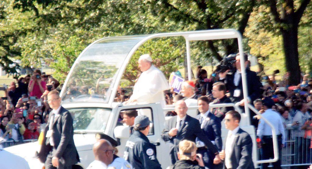 wareFLO's tweet photo. Here are my best #Parade #PopeInDC #PopeInUS photos: not too bad! Plus morning's #Periscope https://t.co/3TfVpuzXkB http://t.co/XbXl7i09OY