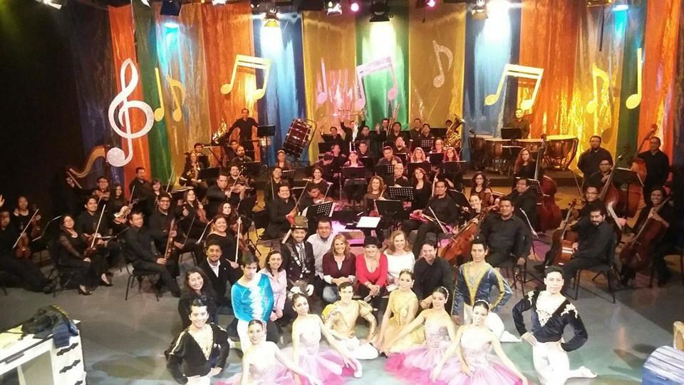 BalletClasEdoMx's tweet photo. La OFIT, el Mtro. Gerardo Urbán, las Mtras. Iana Guerasskina, Dilza Bustabad y nuestros bailarines en TV Mexiquense. http://t.co/SMchUDTdut