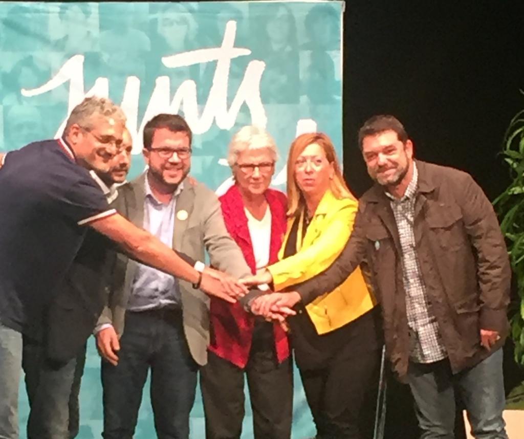 Finalització de <a href="/JuntsPelSi/">Junts pel Sí</a> a Vdm <a href="/QuimFerrerVdM/">Quim Ferrer</a> <a href="/lluistenas/">Lluís Tenas</a> <a href="/ClotDel/">Damià del Clot Trias</a> <a href="/montsecandini/">Montse Candini 💜✨💕💪</a> <a href="/murielcasals/">MVriel Casals</a> <a href="/perearagones/">Pere Aragonès i Garcia</a>