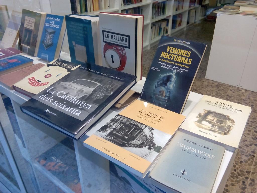 libreriamamut's tweet photo. Así luce nuestro escaparate esta tarde http://t.co/oSVbVlb5oB