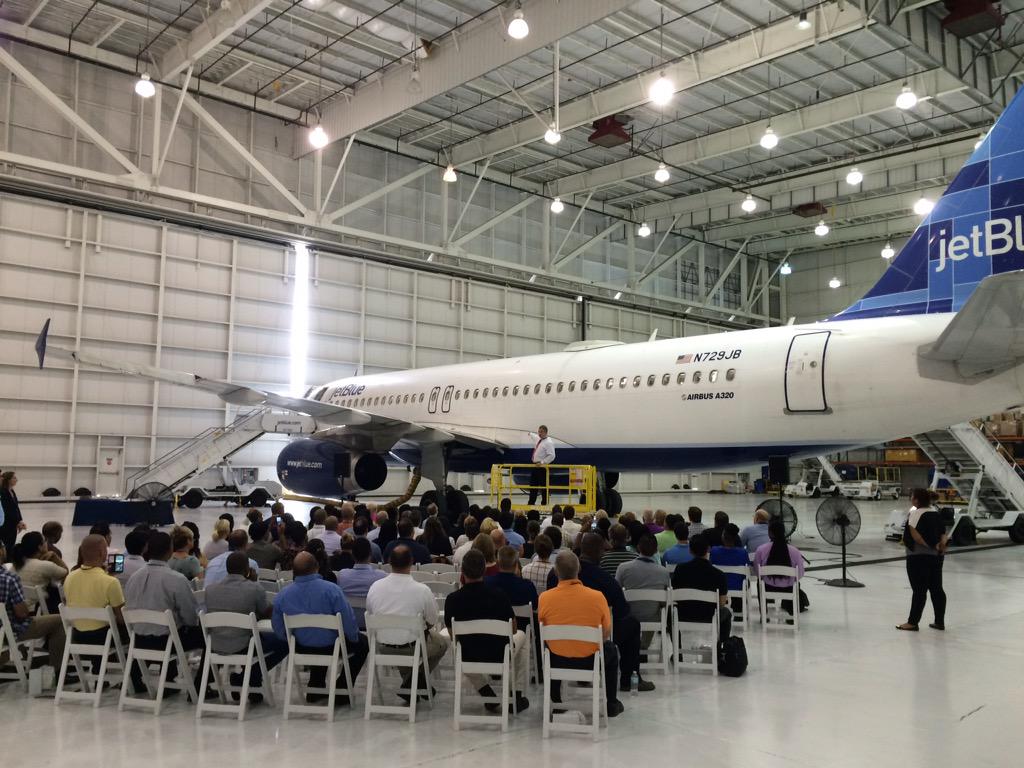 Robin, our "Chief Clean Officer," closes JB's aircraft appearance summit! #appearancematters <a href="/HelloJetBlue/">HelloJetBlue</a> <a href="/JetBlue/">JetBlue</a>