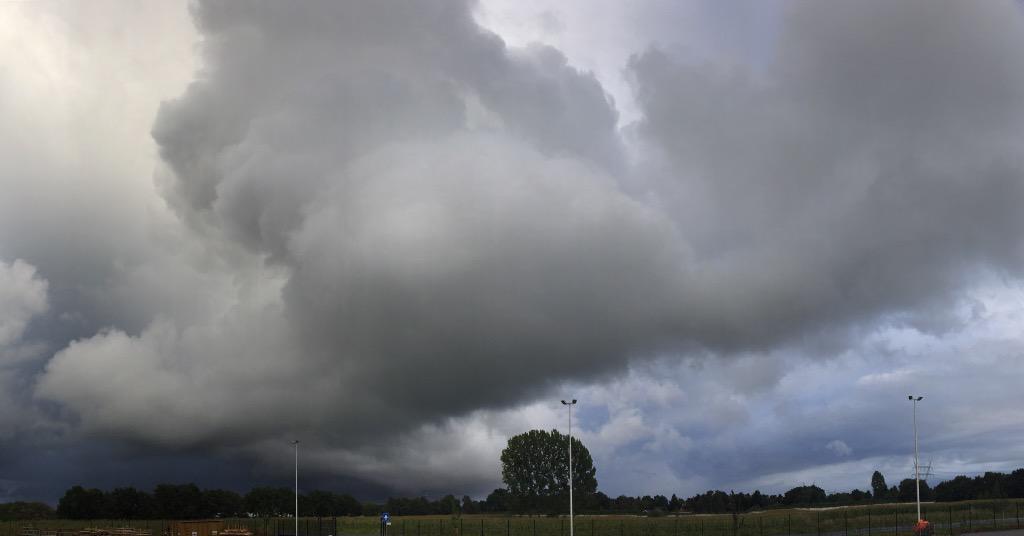 Ricksen_'s tweet photo. Drama in the sky #clouds #convenction http://t.co/yOWW1nb7zV