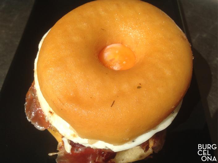 Burgcelona's tweet photo. La #hamburguesa de @lempanat ya está en #Burgcelona. ¿Quieres ver la review del local? --> http://t.co/TSZdakt8H4 http://t.co/3I2r5iGInJ