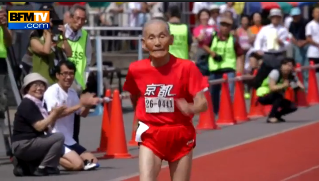 BFMTV's tweet photo. A 105 ans, il bat un record sur 100 mètres et défie Usain Bolt ⏰⏰⏰ http://t.co/Oc6NOdipYx http://t.co/ajPIcWvwRq