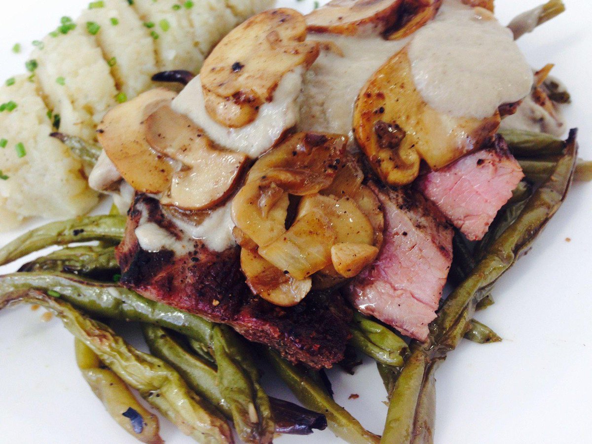 lasanisima's tweet photo. AHORA $120 Ordena con DM
Top sirloin horneado bañado en salsa de champiñones 
Puré de papa
Ejotes rostizados con ajo http://t.co/ig14g92bQK