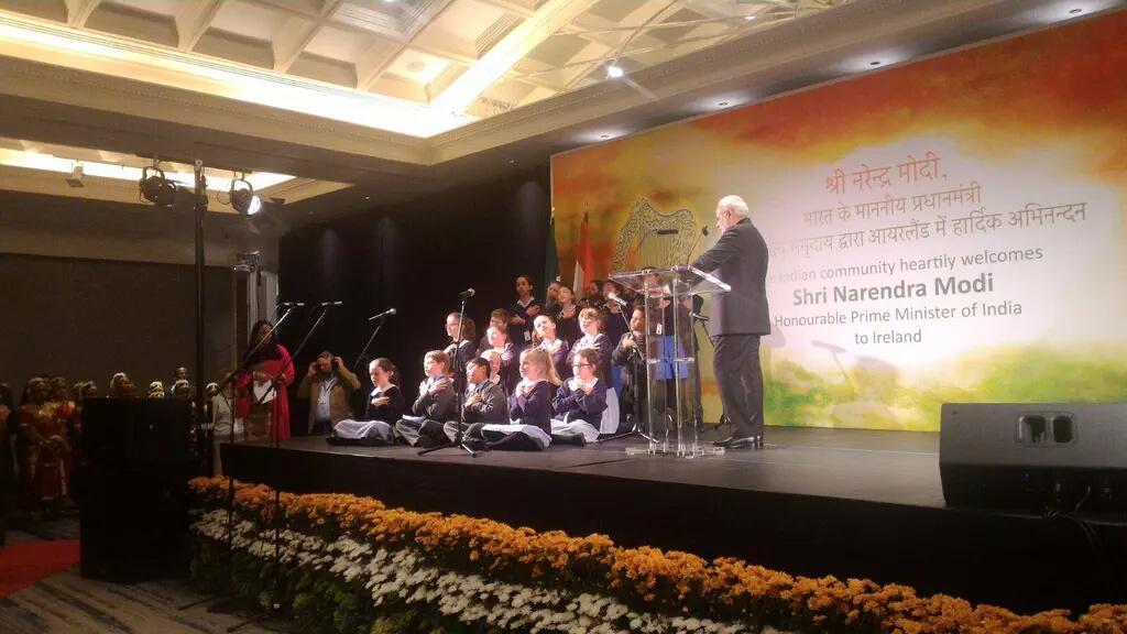 ShivshankarS's tweet image. स्वागत में जो बच्चे मंत्र का जाप कर रहे हैं, उनके उच्चारण से ऐसा नहीं लगता कि उन्हें रटाया गया है।
#ModiInIreland