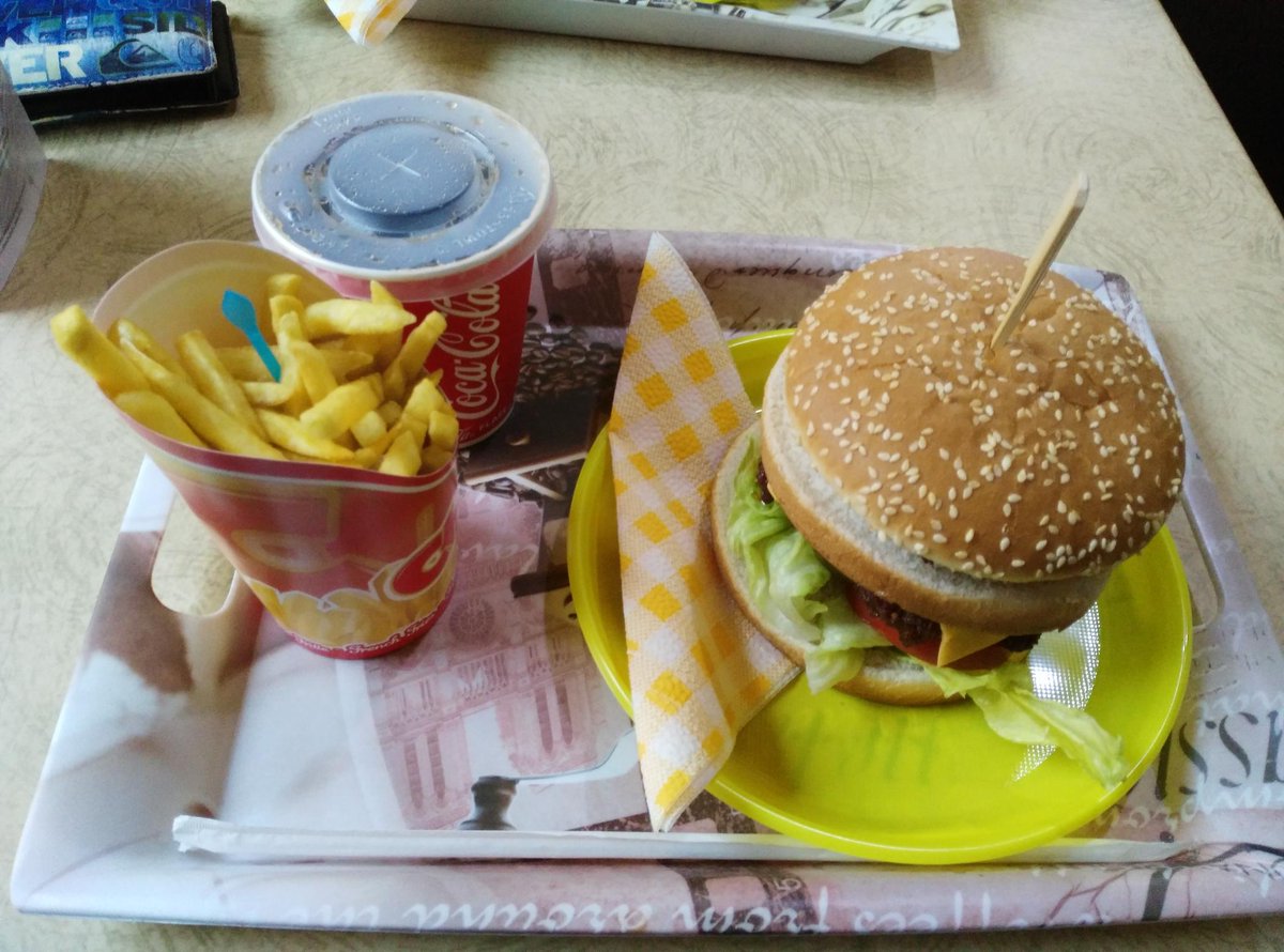 Lukyno_SISAN_33's tweet photo. Po tréninku ideál :-D #Cheesburger #Hranolky #CocaCola a teď čajovna :-) http://t.co/viXnV4rbzv