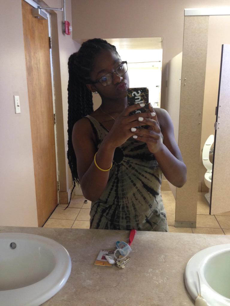 _BigDaddyJG's tweet photo. basic bathroom pic 🌝 #yesiknowimugly http://t.co/hUScKkYWi7