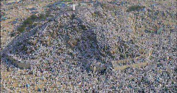 حجاج بيت الله الحرام يفيضون من #عرفات إلى مزدلفة بعد أن أدوا ركن الحج الأعظم.
موسم الحج السعودية