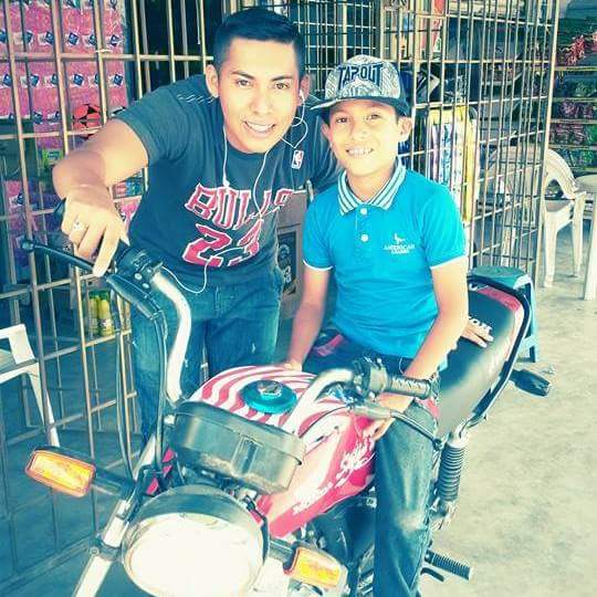 JHONSTEFANO2's tweet photo. Con mi primo Jaren: ''sonrisa q matan las penas'' 
Amigos,familia,mundo se los quiere de corazón.
#pazparaelmundo. http://t.co/eQcgCHwwAc