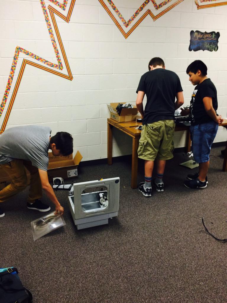 AltomSarah's tweet photo. Never knew old overheads and TV's could be so fun! @ngcrooprincipal @WHSGrassBurrNGC #makerspace #whywisd #ngclibrary http://t.co/48uyJhDlBE