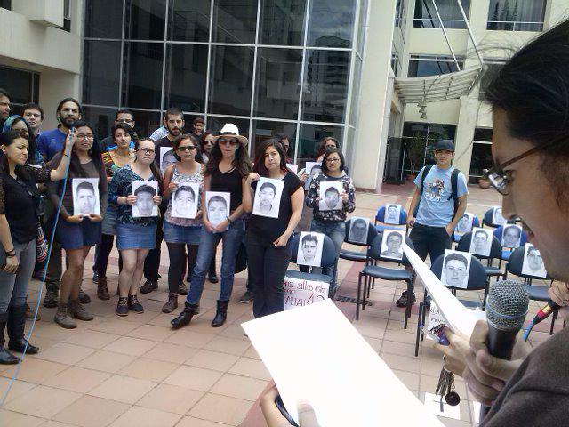 abregoestudio's tweet photo. Sacada de sillas internacional desde FLACSO Ecuador http://t.co/rdDwNFmfy5