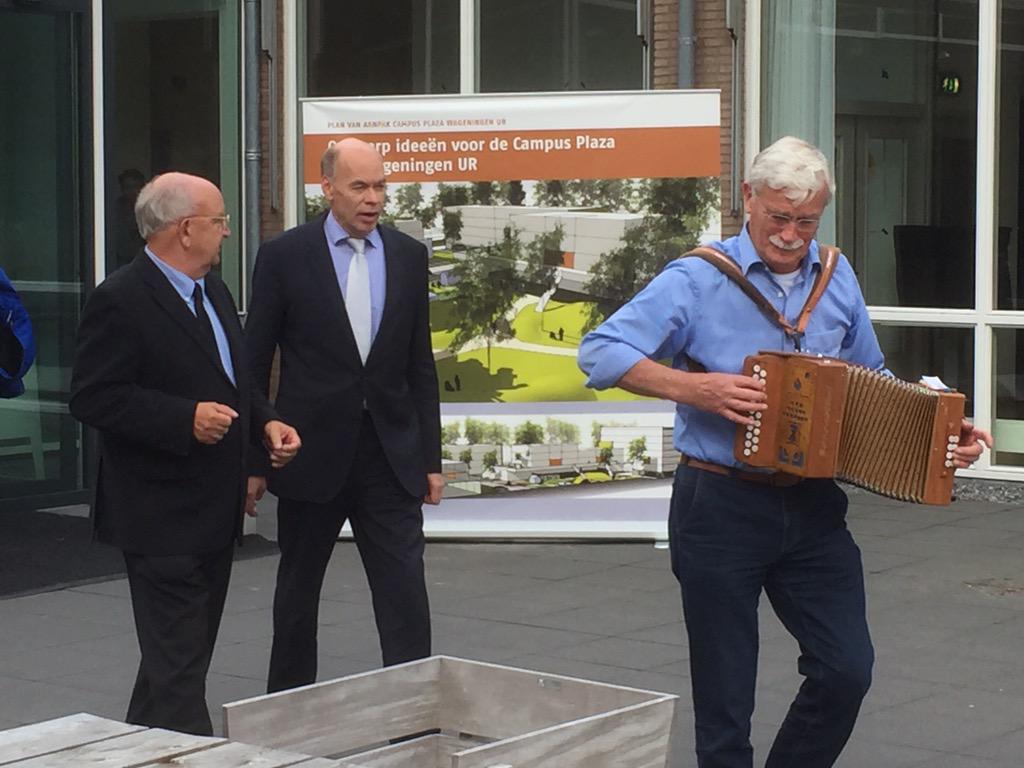 basoosterbaan's tweet photo. De Friese Palingroker staat bij het restaurant van de toekomst in de Uni Wageningen met onze heerlijke paling, zalm, http://t.co/e243yhuyfe