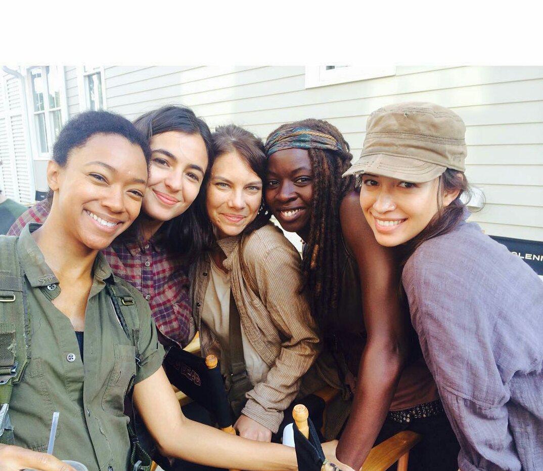 TWDfrenchzone's tweet photo. Girl Power 💕 #TWDSeason6 #TWDFamily @paulg189 @AClergue @i_feelitall @boeszter @elfy54170 @PeterTWD @MaviMaviiiorman http://t.co/jJBqMFK30K