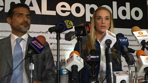NTN24ve's tweet photo. “Con tu voto vamos a liberar a todos los presos políticos el 6D”: Lilian Tintori http://t.co/mOJPjwtib6 http://t.co/OV7Fglcj5Q