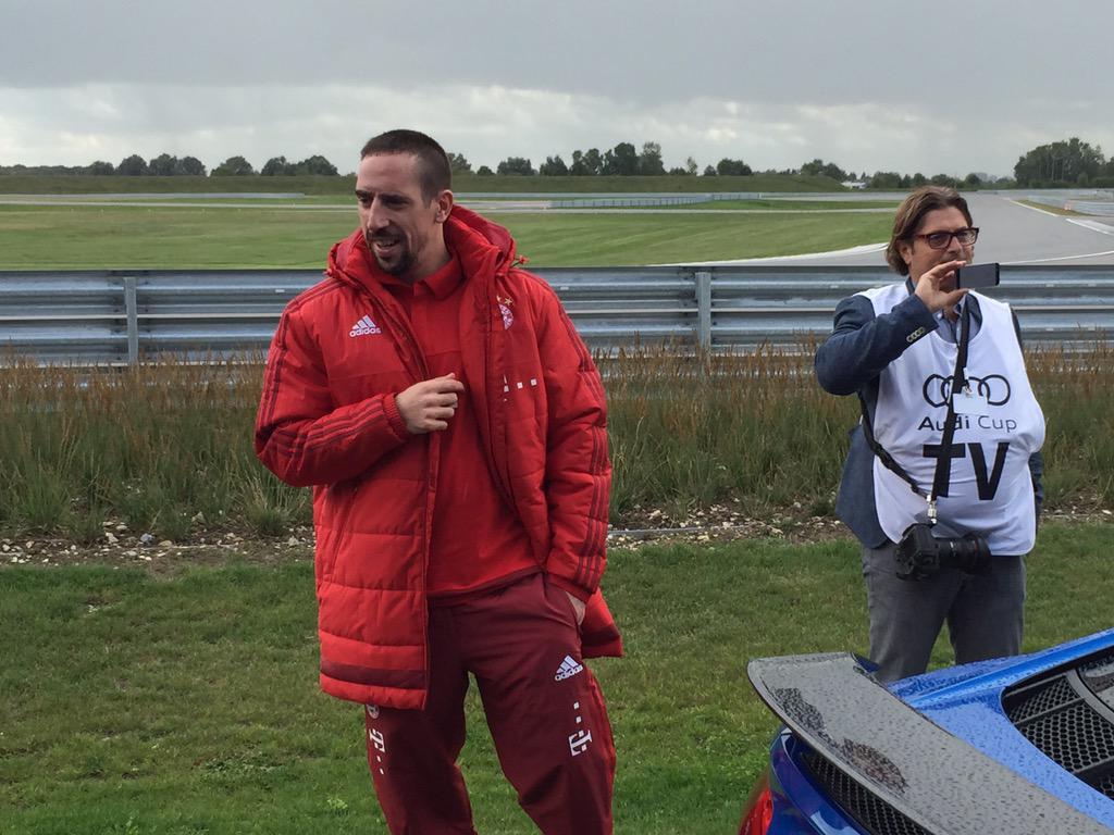 BayernMunich_GO's tweet photo. Los jugadores en el #EventoAudi de hoy. http://t.co/WtE2hm4gc0