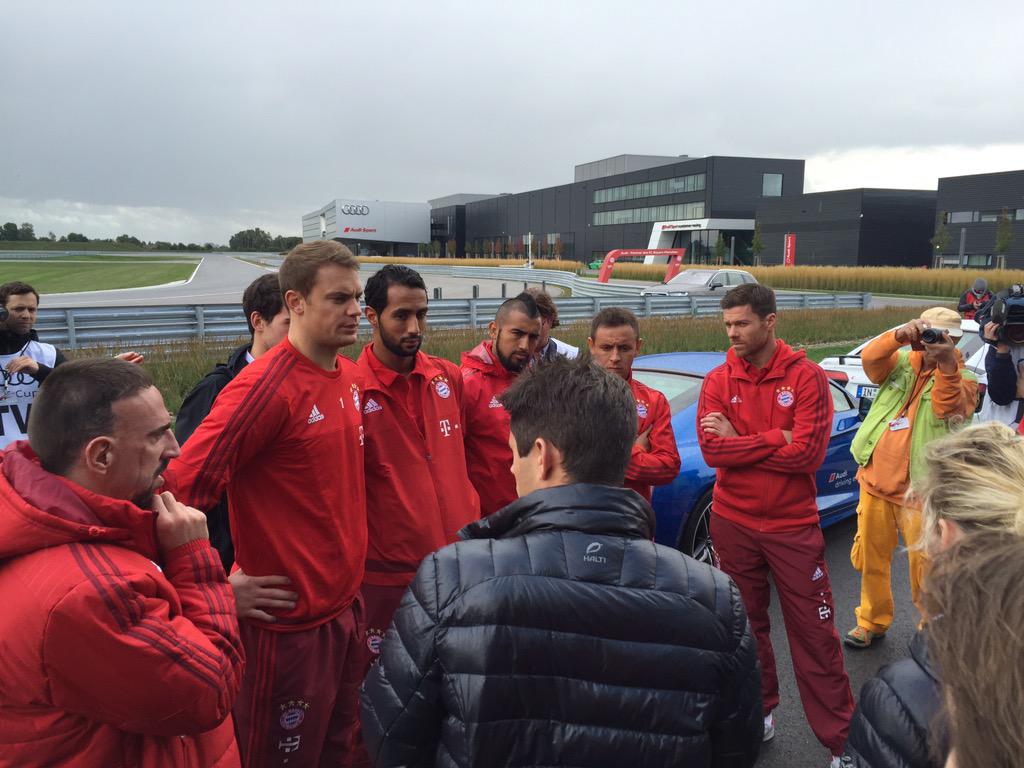 BayernMunich_GO's tweet photo. Los jugadores en el #EventoAudi de hoy. http://t.co/WtE2hm4gc0