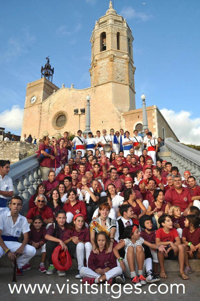 VisitSitges's tweet photo. Baixada del Pilar caminant de la Jove de Sitges per #STSitges15  PROGRAMA I FOTOS A http://t.co/AWWLuoy72j http://t.co/Ki853l0uj3