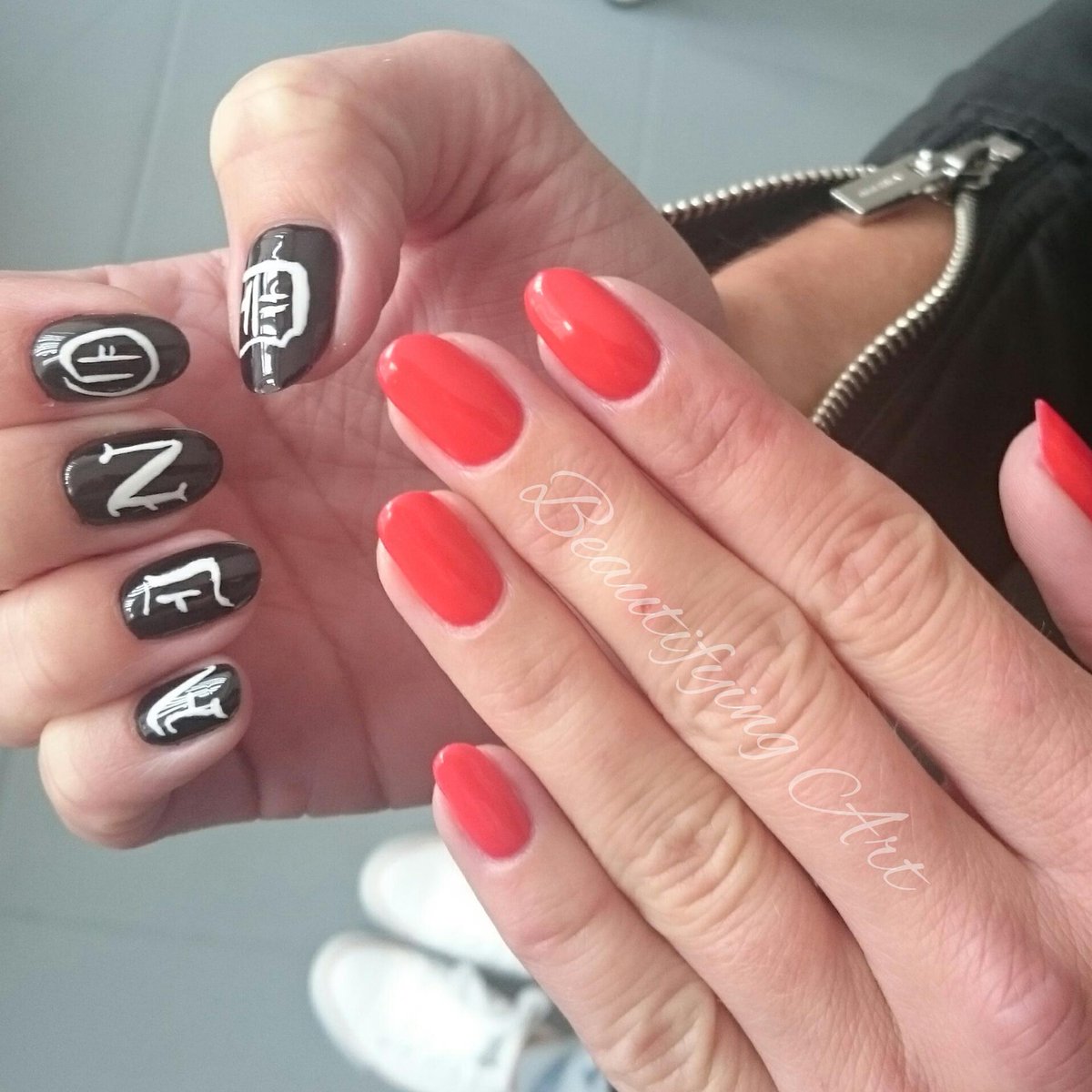 beautifying_art's tweet photo. Gothic font on your nails? Why not? #gothicnails #blackandred #spnnails #professionails #nailsoftheday http://t.co/z4V0QkUu9p