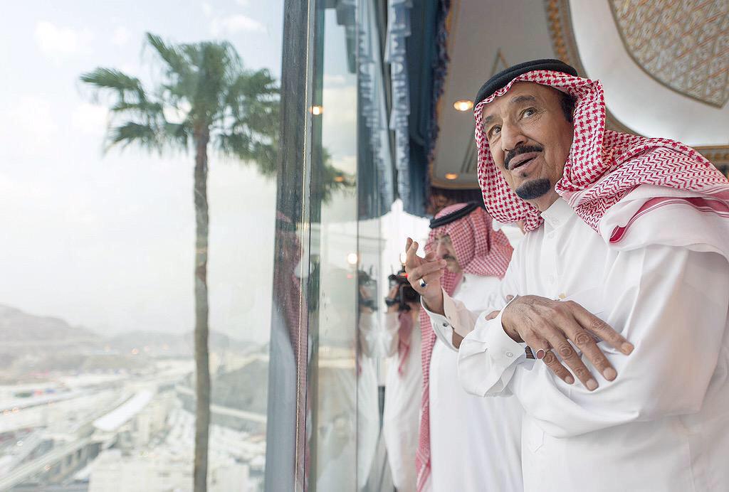 أثناء وصول خادم الحرمين الشريفين إلى منى للإشراف على راحة الحجاج.