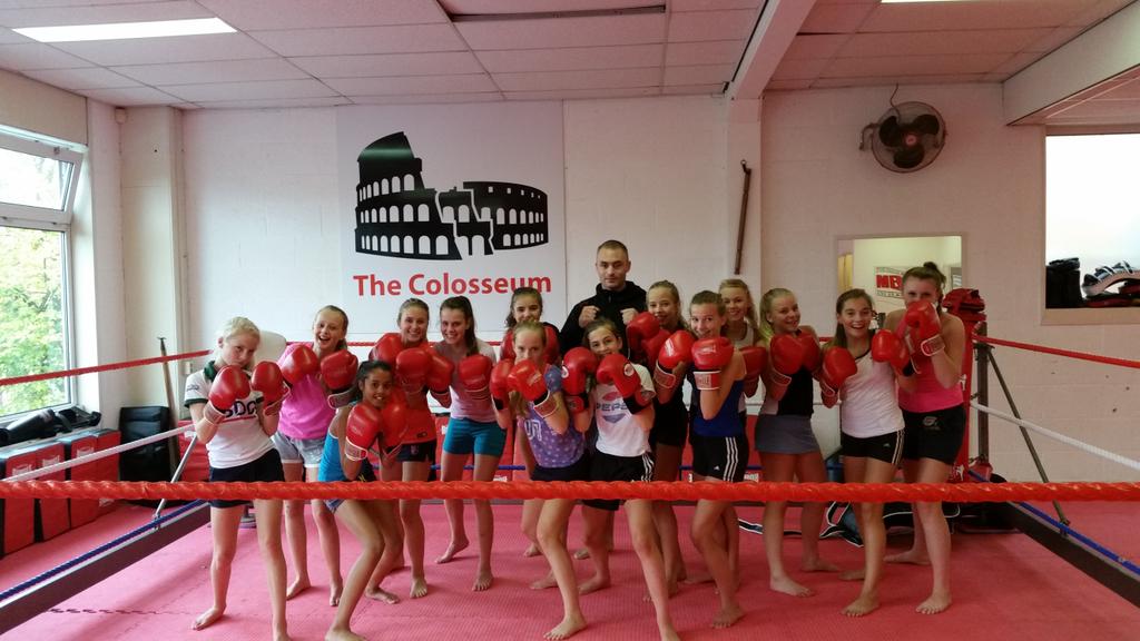 MC1 kan ook Kickboksen! Ze zijn meer dan klaar voor de volgende hockeywedstrijd...
