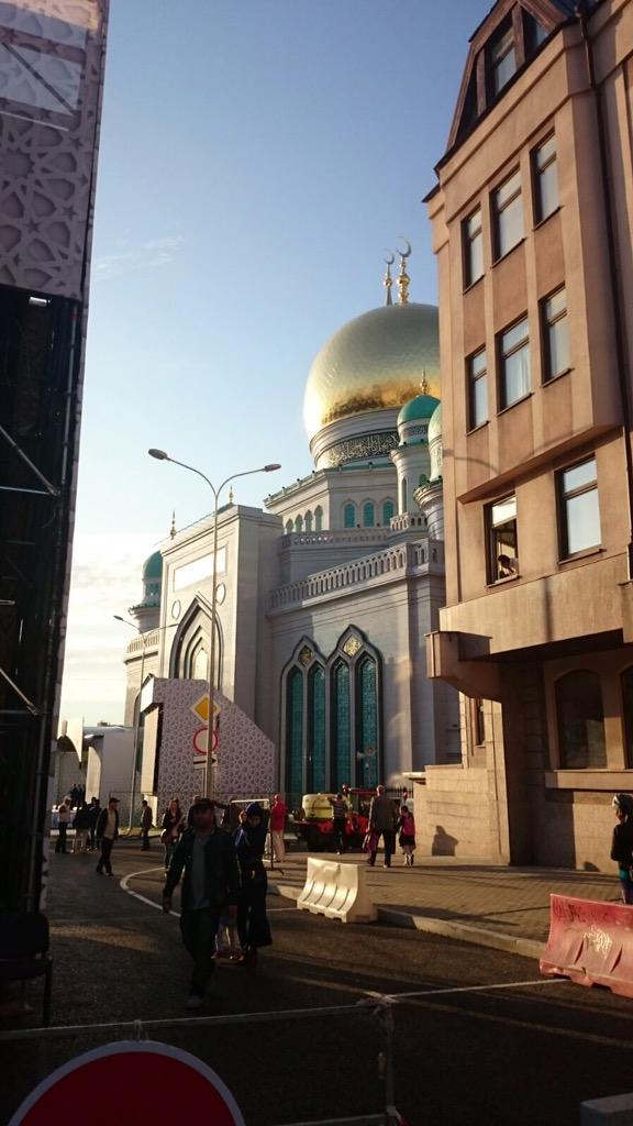 FisabilDiary's tweet photo. Новая московская мечеть. Подарили Фисабиль Книгу Милости http://t.co/rZVkCsPvZp
