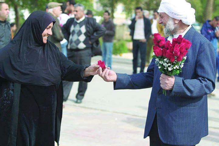 ali_92426's tweet photo. “لا تُعطى الروحُ قيمتها إلا بالحُب والورد“

عراقي يُوزع الورد على المارّة - صورة فيها من التعبير ما يكفي لجعلك تبتسم. http://t.co/Rk7nImOIRB