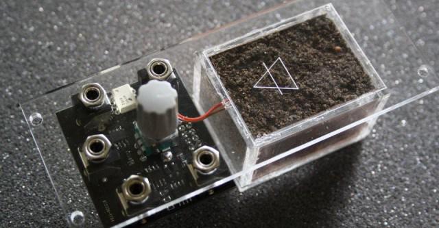 Synthtopia's tweet photo. New Module Promises To Put Dirt In Your Modular Synth http://t.co/QRe9HdmyK5 http://t.co/Fn8dKMOvLT