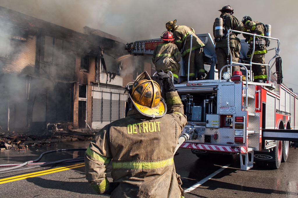 Detroitisit's tweet image. @DetroitFire thanks for the hard work. #Ladder19 #detroitfiredept #Detroit