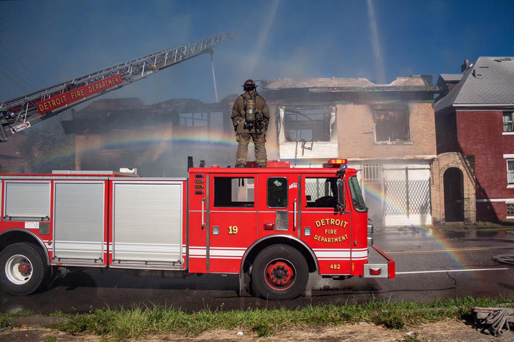 Detroitisit's tweet image. @DetroitFire thanks for the hard work. #Ladder19 #detroitfiredept #Detroit
