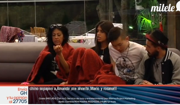 mismimos's tweet photo. Maite observa el maravilloso tesoro (moco) que ha rescatado #GHDirecto http://t.co/HUMW7YjprP