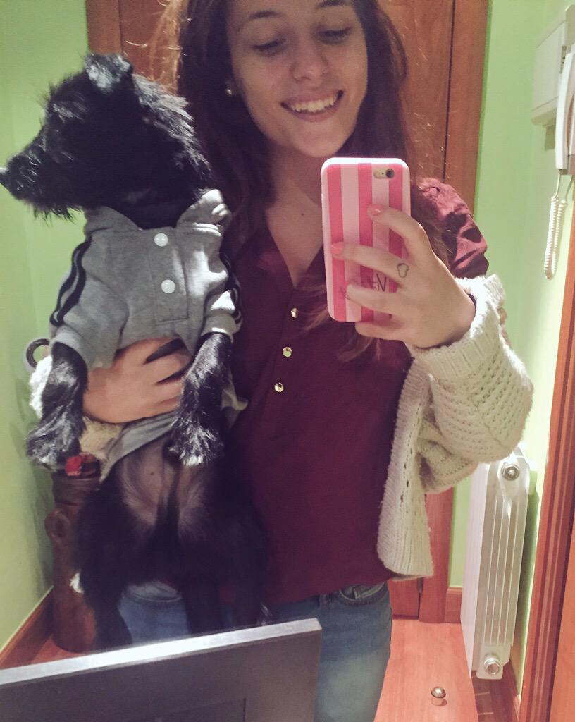 anddreapperez's tweet photo. Cuando llego de clase y me encuentro a mi perro y mi novio vestidos iguales 😂😂😂 #LoMejorDelDia #HeMuertoDeAmor http://t.co/n3EwtcaeOJ