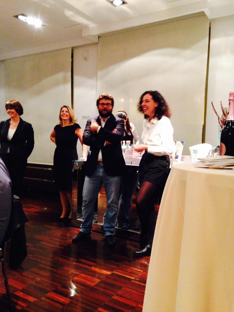 EDTlibri's tweet photo. Cena a 4 mani @Eugenio_Boer @ScuolaLCI @LucaIaccarino1 @SaraPorro @nerinadinunzio #Icento2016 #berlucchi http://t.co/J4vOO40Wpb