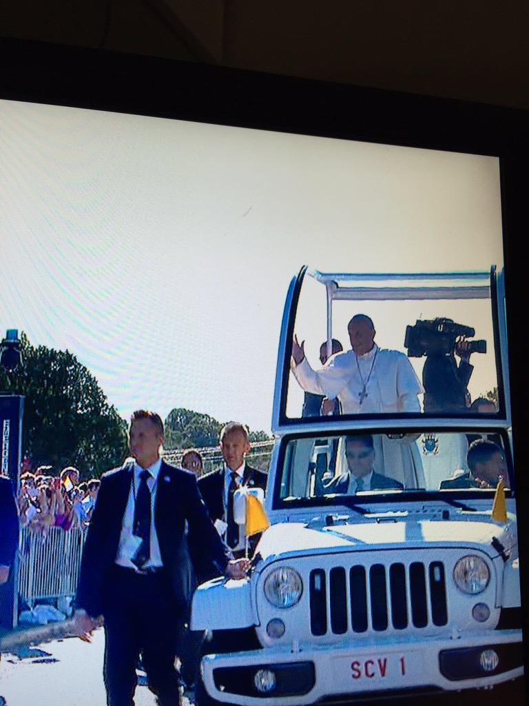WashArchdiocese's tweet photo. .@Pontifex is about to enter @CatholicUniv and @MarysShrine! #PopeInDC http://t.co/tH90FeJy29