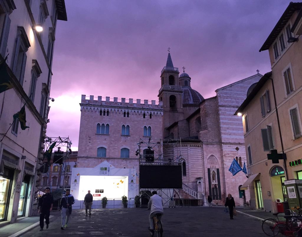 What a color ! #foligno town. #iprimiditalia #whynotumbria #umbria #autumn