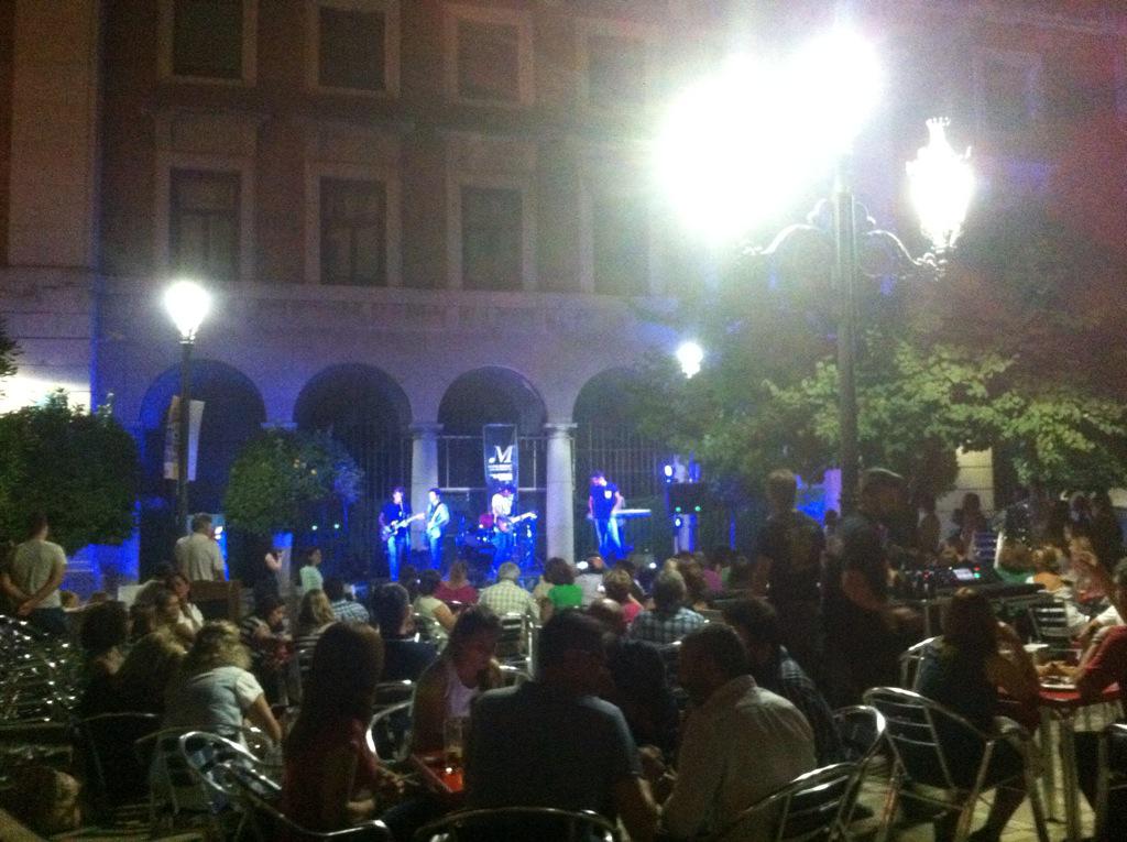 Enrico_Martinez's tweet image. Un poco de @CodigoMorsaCM rodeado de amigos para la noche del miércoles.

#JaénEsMúsica