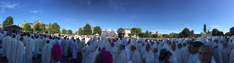 MBoehling's tweet photo. Awaiting the Holy Father! http://t.co/UA9IcqoDSc