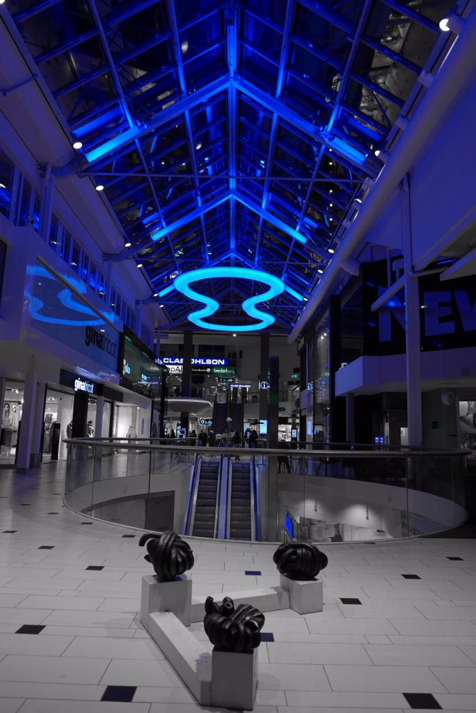 TTruedsson's tweet photo. #SolnaC #SolnaCentrum #Solna #Stockholm #Sweden #blå #blue #neon http://t.co/z80rPSrQIi
