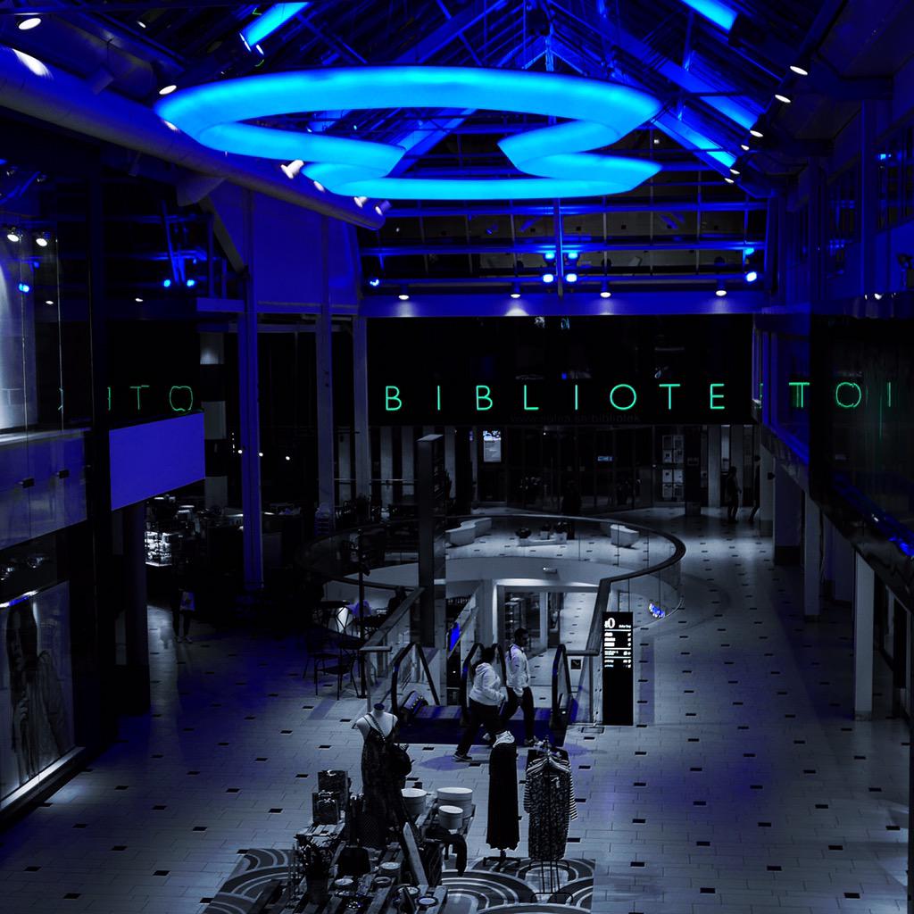 TTruedsson's tweet photo. #SolnaC #SolnaCentrum #Solna #Stockholm #Sweden #blå #blue #neon http://t.co/z80rPSrQIi
